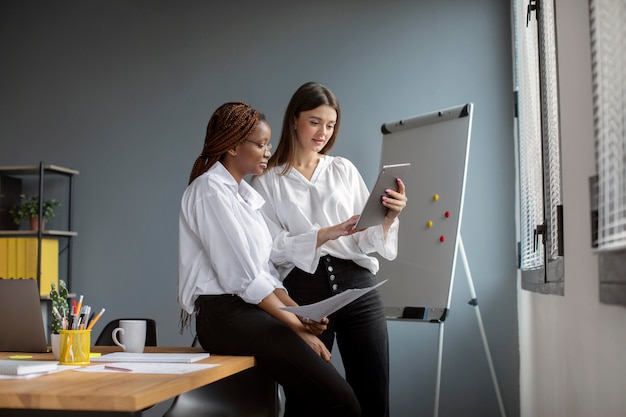 Foto gratuita hermosas mujeres trabajando juntas en una empresa de nueva creación