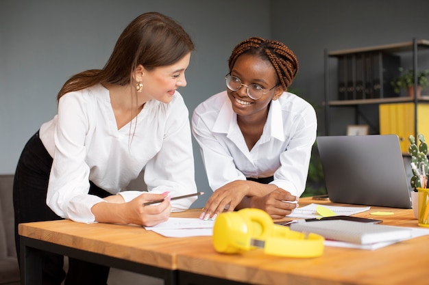 Hermosas mujeres trabajando juntas en una empresa de nueva creación