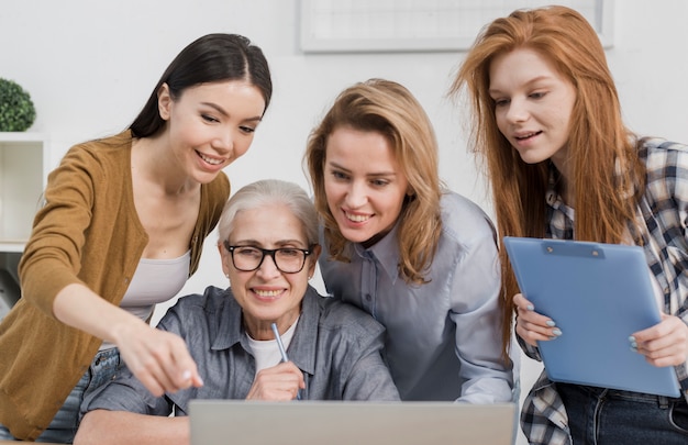 Hermosas mujeres trabajando juntas en la oficina