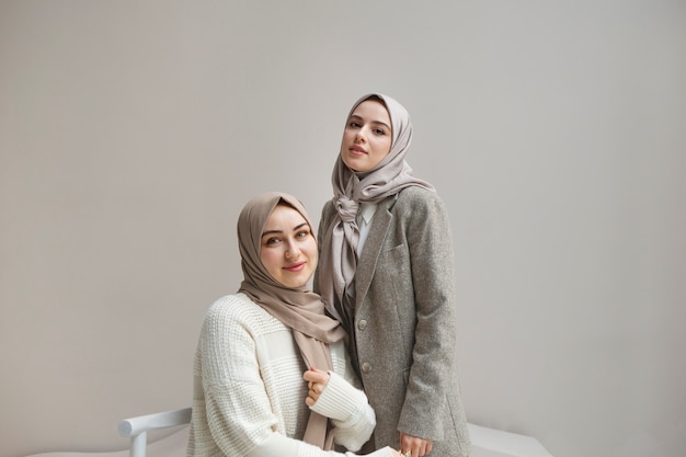 Hermosas mujeres vistiendo hiyab