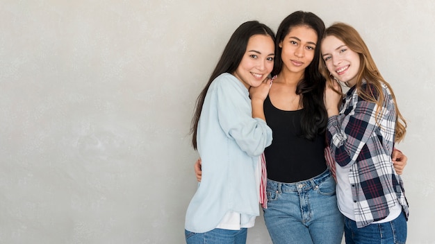 Hermosas novias abrazándose en estudio