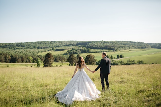 Hermosas novias disfrutan de la naturaleza en verano