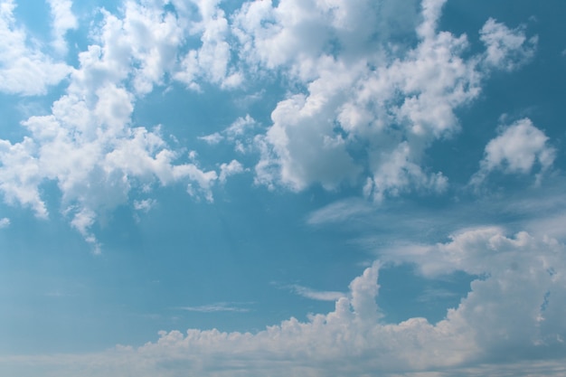 Hermosas nubes en el cielo