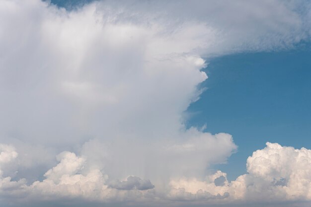 Hermosas nubes naturales en el cielo