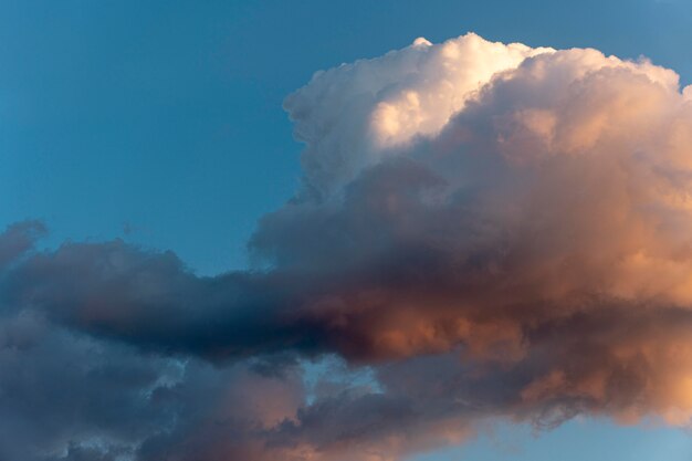 Hermosas nubes naturales en el cielo