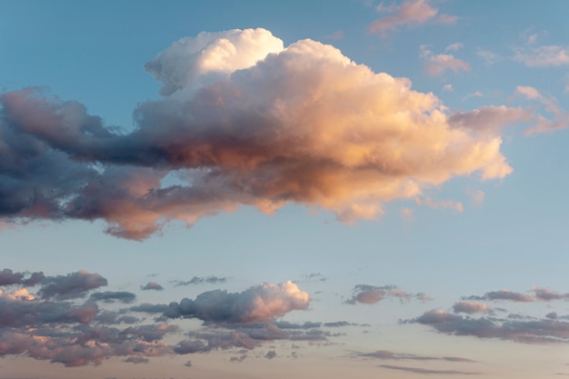 Hermosas nubes naturales en el cielo