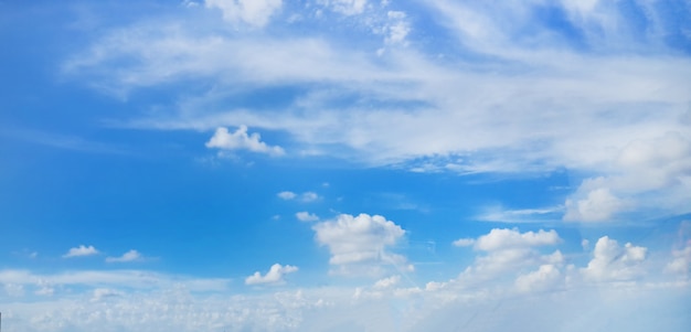 Hermosas nubes sobre fondo de cielo azul