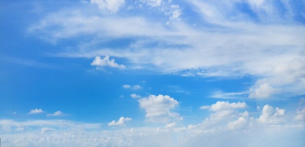 Hermosas nubes sobre fondo de cielo azul