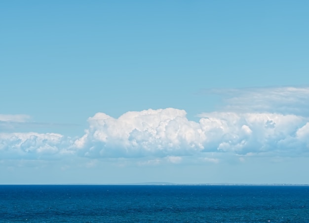 Hermosas nubes sobre el mar Negro