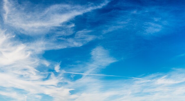 Hermosas nubes suaves en el cielo azul