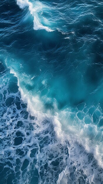 Hermosas olas junto al mar