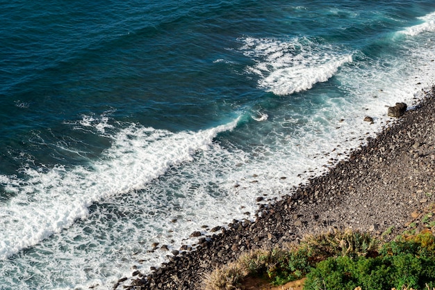 Hermosas olas del océano azul