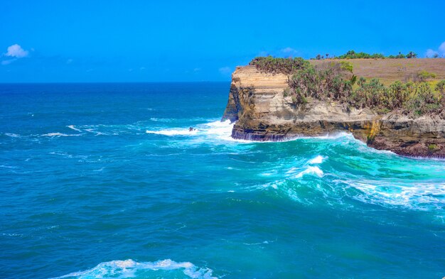 Hermosas olas del océano golpeando los acantilados rocosos: ideal para fondos de pantalla