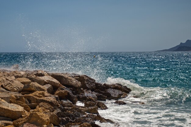 Hermosas olas del océano que llegan a las costas rocosas capturadas en Cannes