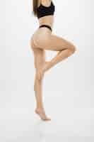 Foto gratuita hermosas piernas femeninas y vientre aislado sobre fondo blanco, belleza, cosméticos, spa, depilación