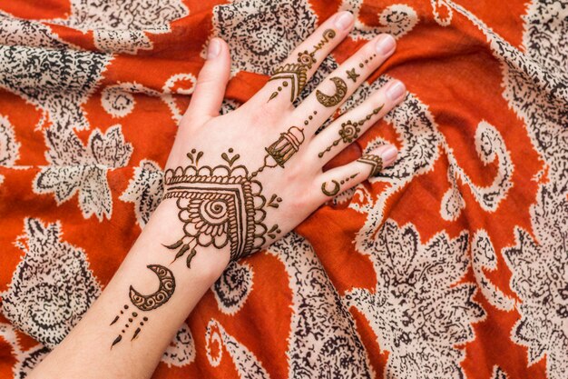 Hermosas pinturas mehndi en mano de mujer