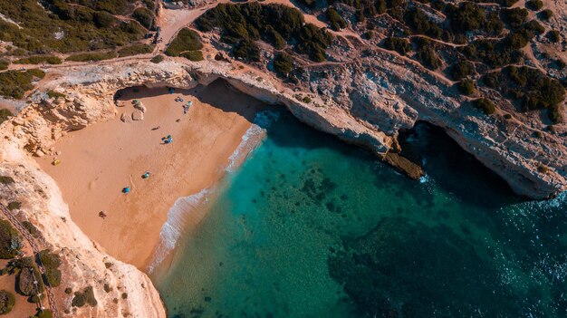 Hermosas playas atlánticas y acantilados de Algarve, Portugal en un día soleado de verano