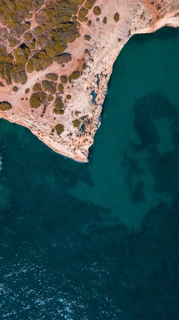 Foto gratuita hermosas playas atlánticas y acantilados de algarve, portugal en un día soleado de verano