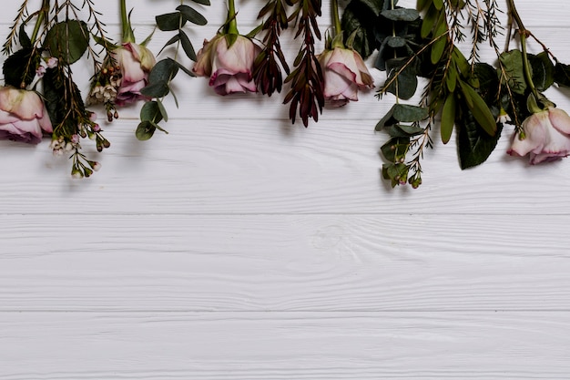 Hermosas rosas en la mesa blanca