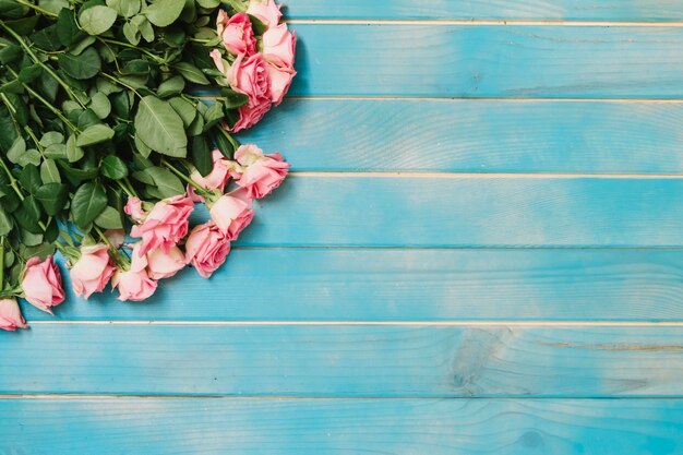 Hermosas rosas en la mesa