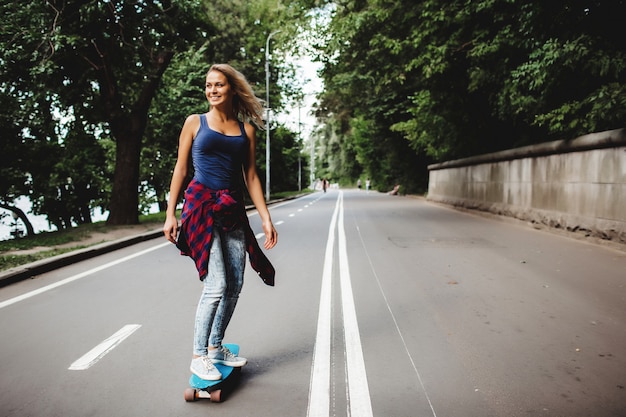 hermosas rubias patines en el parque