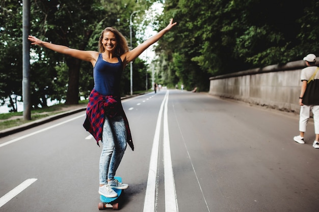 Foto gratuita hermosas rubias patines en el parque