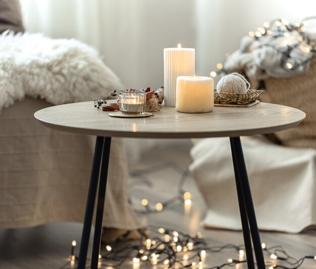 Hermosas velas encendidas en el interior de una habitación de estilo escandinavo.