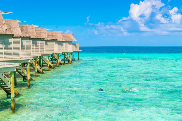 Hermosas villas de agua en la isla tropical de Maldivas.