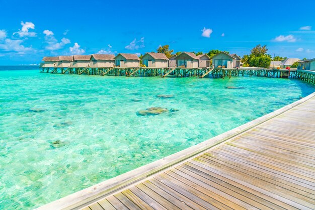 Hermosas villas de agua en la isla tropical de Maldivas.