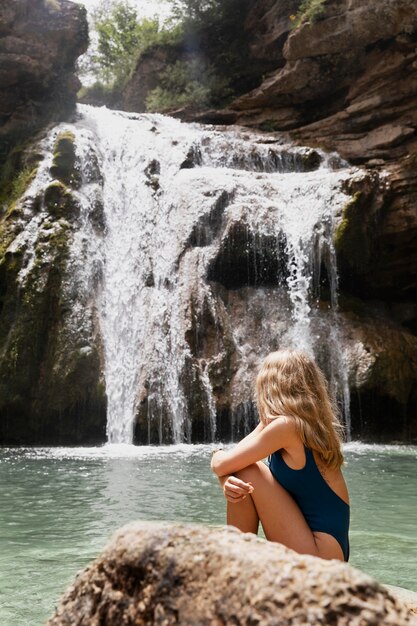 Hermoso, adulto joven, por, la, cascada