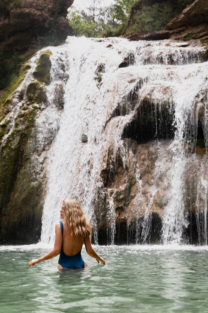 Hermoso, adulto joven, por, la, cascada