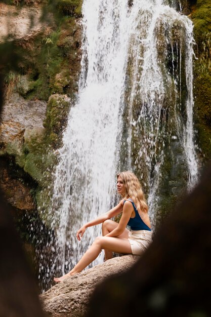 Hermoso, adulto joven, por, la, cascada