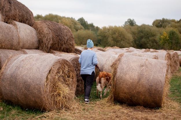 Foto gratuita hermoso agricultor en otoño