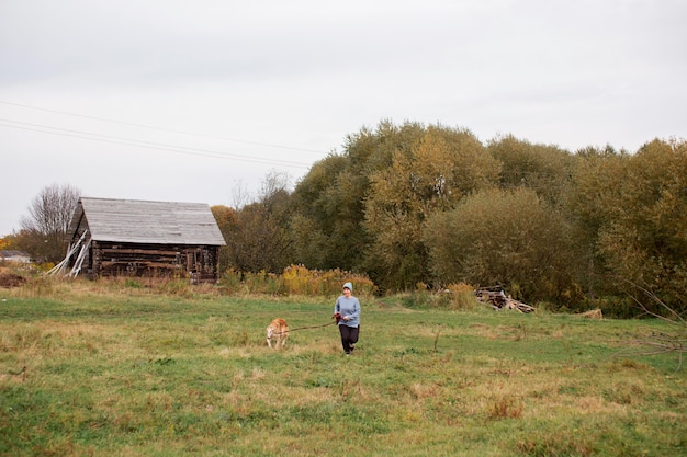 Hermoso agricultor en otoño