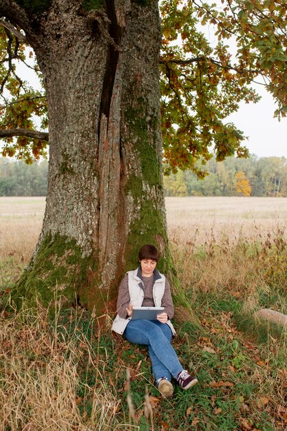 Hermoso agricultor en otoño