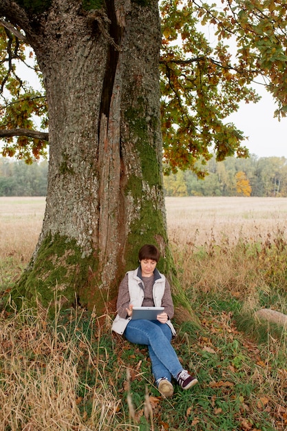 Hermoso agricultor en otoño