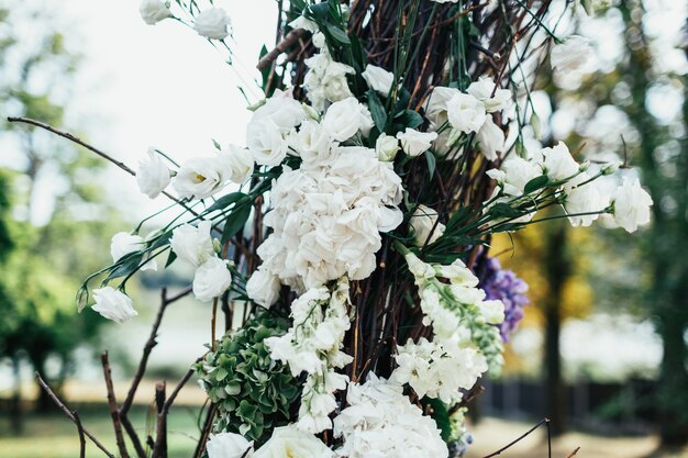 Hermoso altar de boda hecho de rosas se encuentra en el jardín