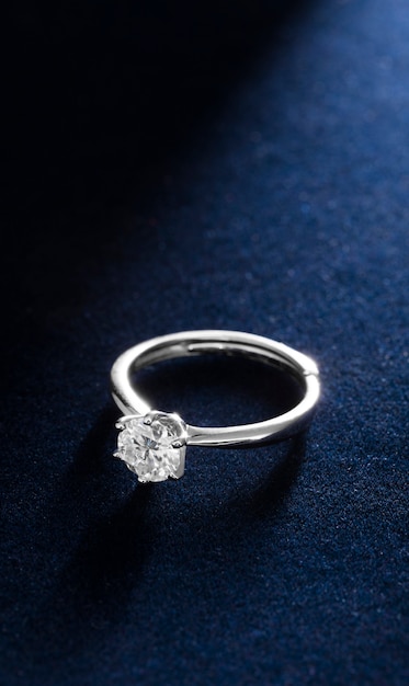 Hermoso anillo de compromiso con diamantes