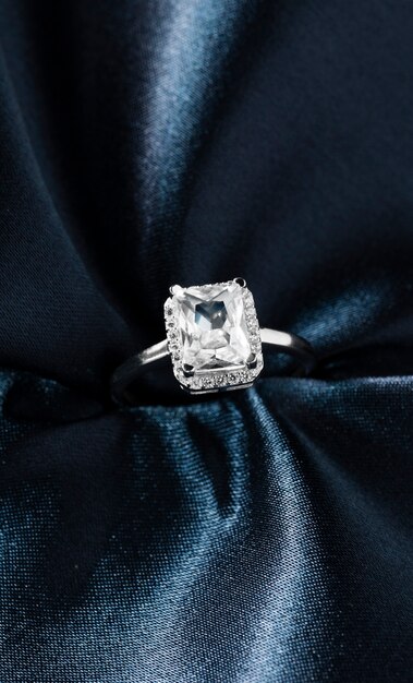 Hermoso anillo de compromiso con diamantes