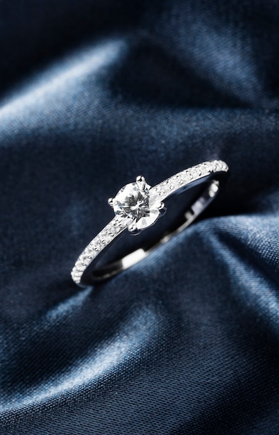 Foto gratuita hermoso anillo de compromiso con diamantes