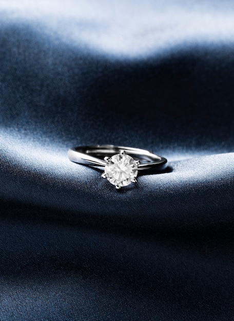 Foto gratuita hermoso anillo de compromiso con diamantes
