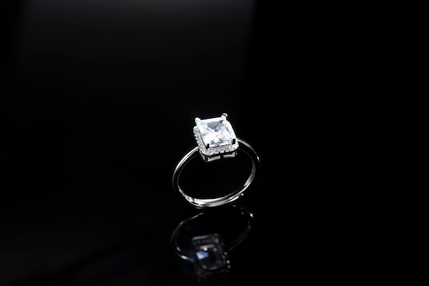 Hermoso anillo de compromiso con diamantes