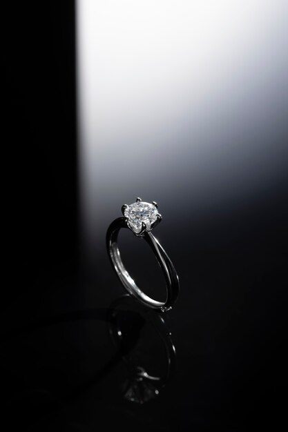 Hermoso anillo de compromiso con diamantes