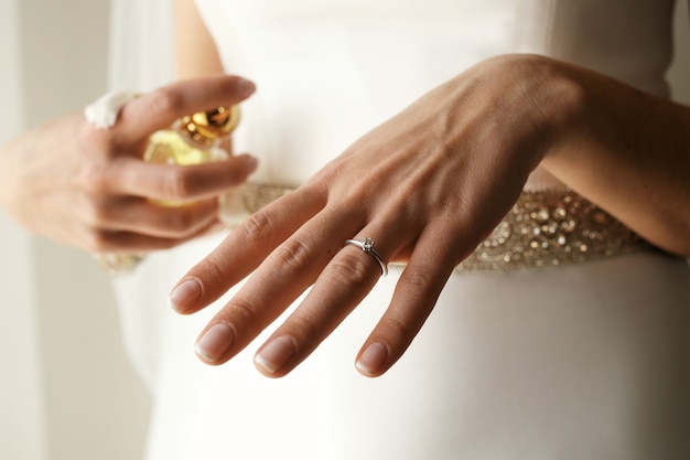 Hermoso anillo de compromiso puesto en el delicado dedo de la novia