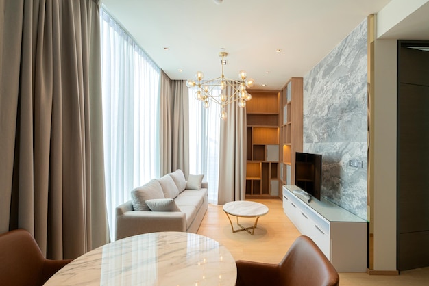 Hermoso apartamento de diseño moderno contemporáneo con luz natural desde la ventana de bir cortina blanca