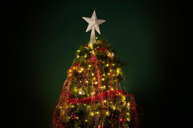 Hermoso árbol de navidad con espacio de copia