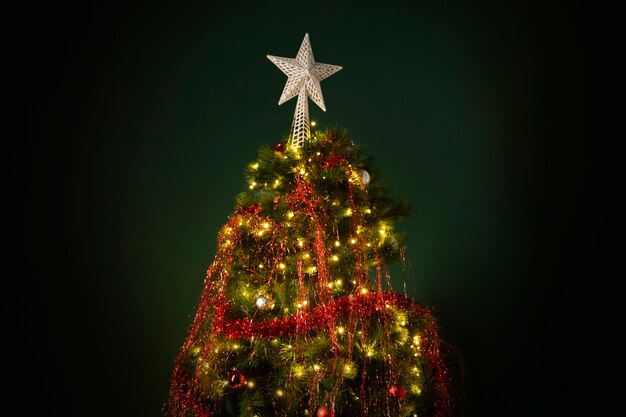 Hermoso árbol de navidad con espacio de copia