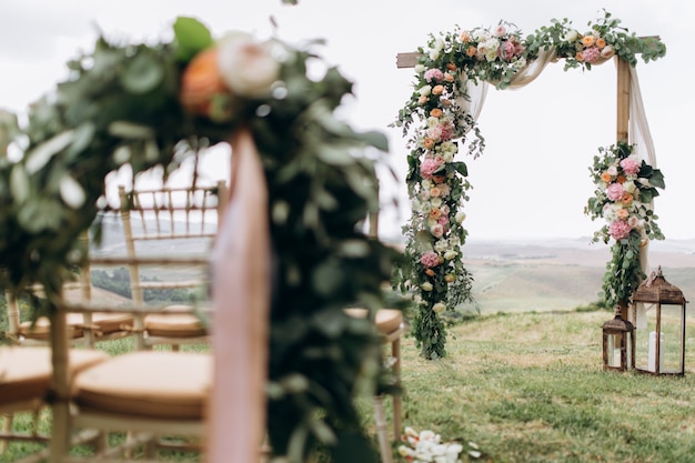 Hermoso arco decorado con eucaliptos y diferentes flores frescas.