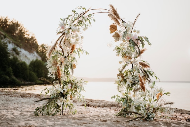 Foto gratuita hermoso arreglo para una boda en la playa