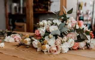Foto gratuita hermoso arreglo floral en mesa de madera